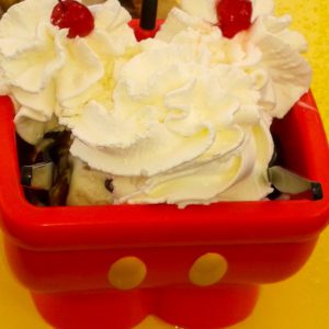 Magic Kingdom - o que comer Snacks: Mickey's Kitchen Sink Sundae