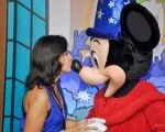 Pessoa encontrando com o Mickey em uma experiência personalizada na Disey.